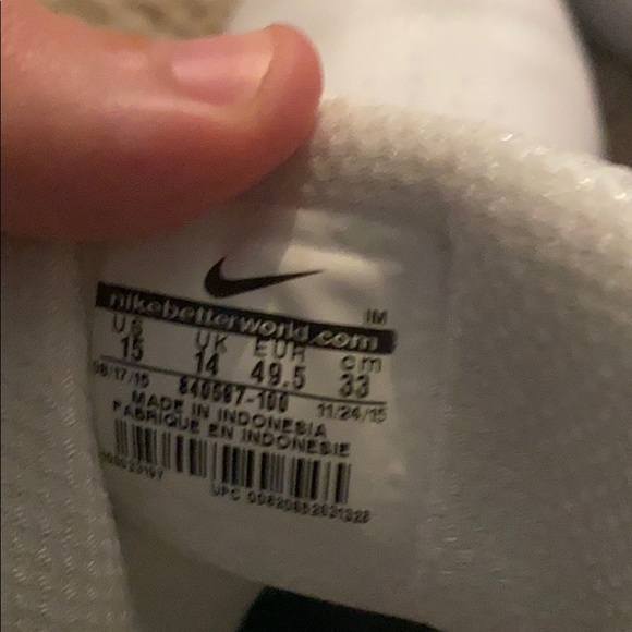 Men’s size 15 white Velcro Nike shoes - Picture 2 of 3